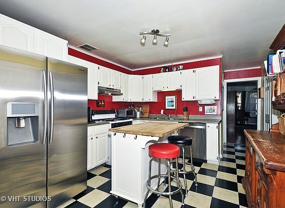 5th image of 2423 W Belle Plaine Ave