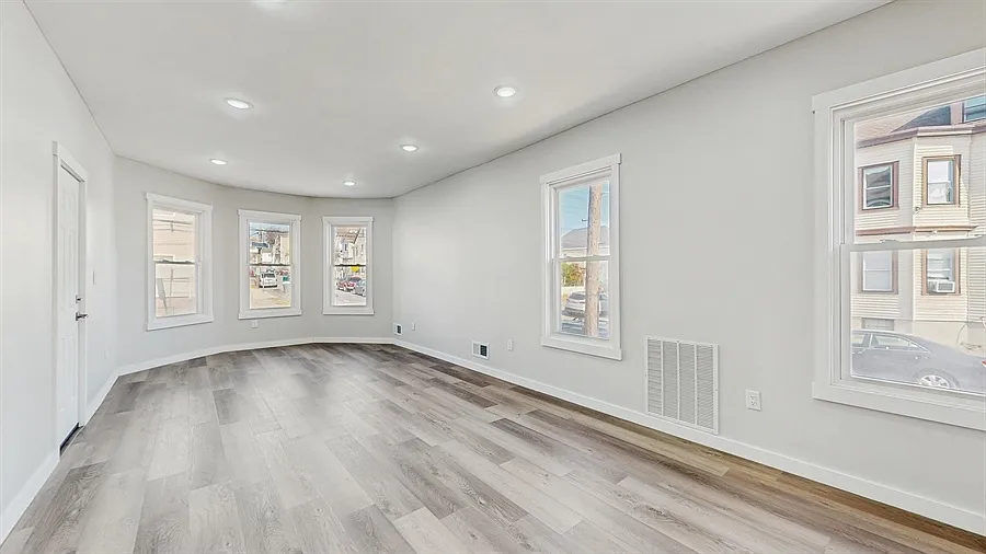 3 bed, 2025 sqft, $3,750 — Photo 4