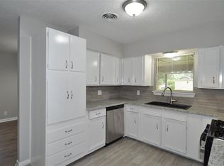 504 N Magnolia St, Highlands, TX 77562