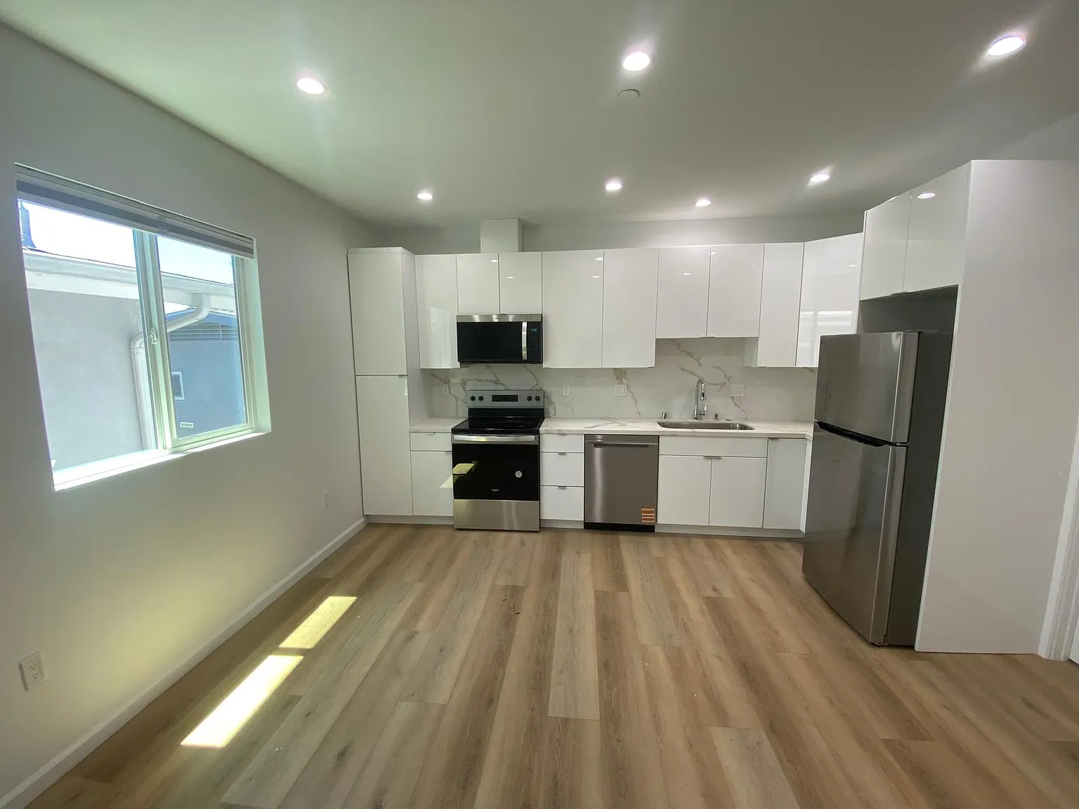 1 bed, 450 sqft, $2,100 — Photo 2