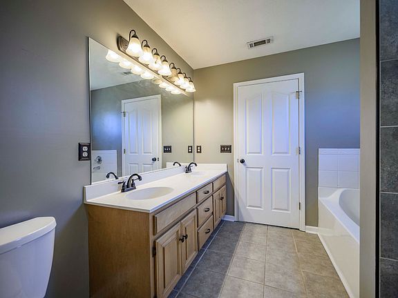 5th image of 5004 Mary Ellen Cir