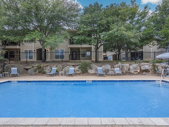 A resort style pool at Crosspoint Oaks at Boerne, TX.