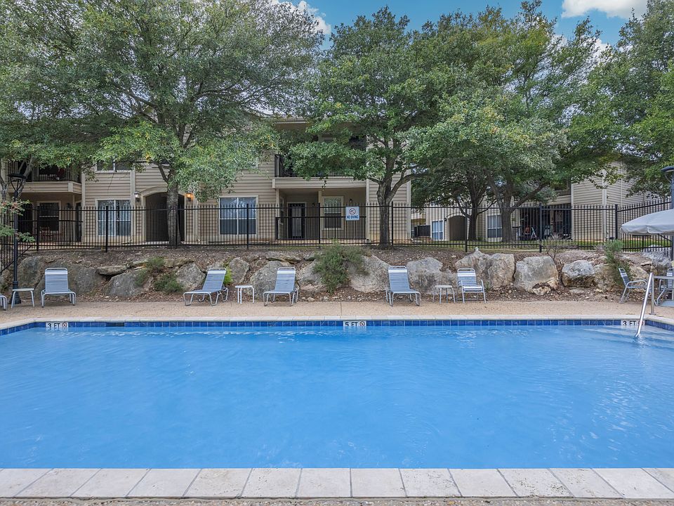 A resort style pool at Crosspoint Oaks at Boerne, TX.