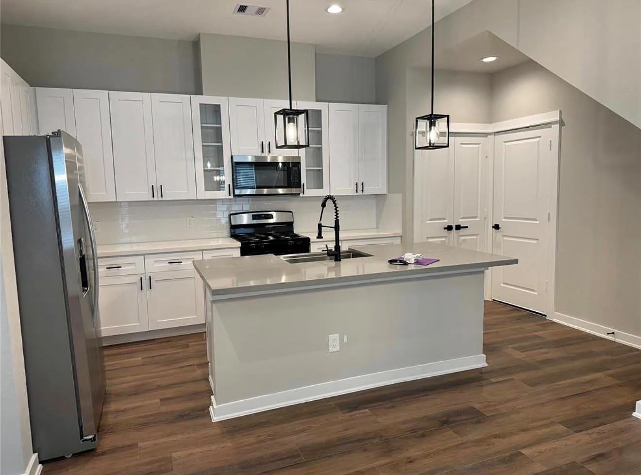 4 bed, 3.0 bath, 1949 sqft, $2,700 — Photo 4
