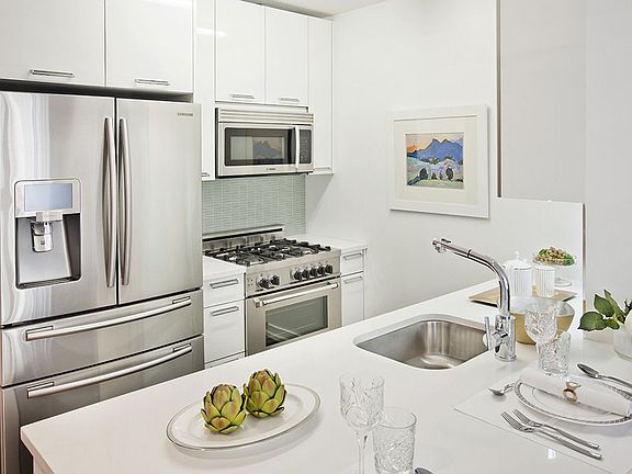 3rd image of 227 W 77th St APT 10F
