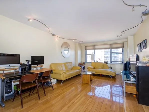 70-25 Yellowstone Boulevard image 1 of 5