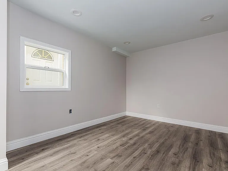 633 Kains Ave — Photo 10