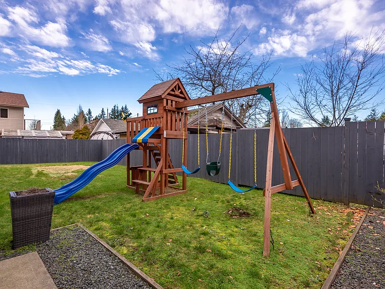Cedar St — Photo 12