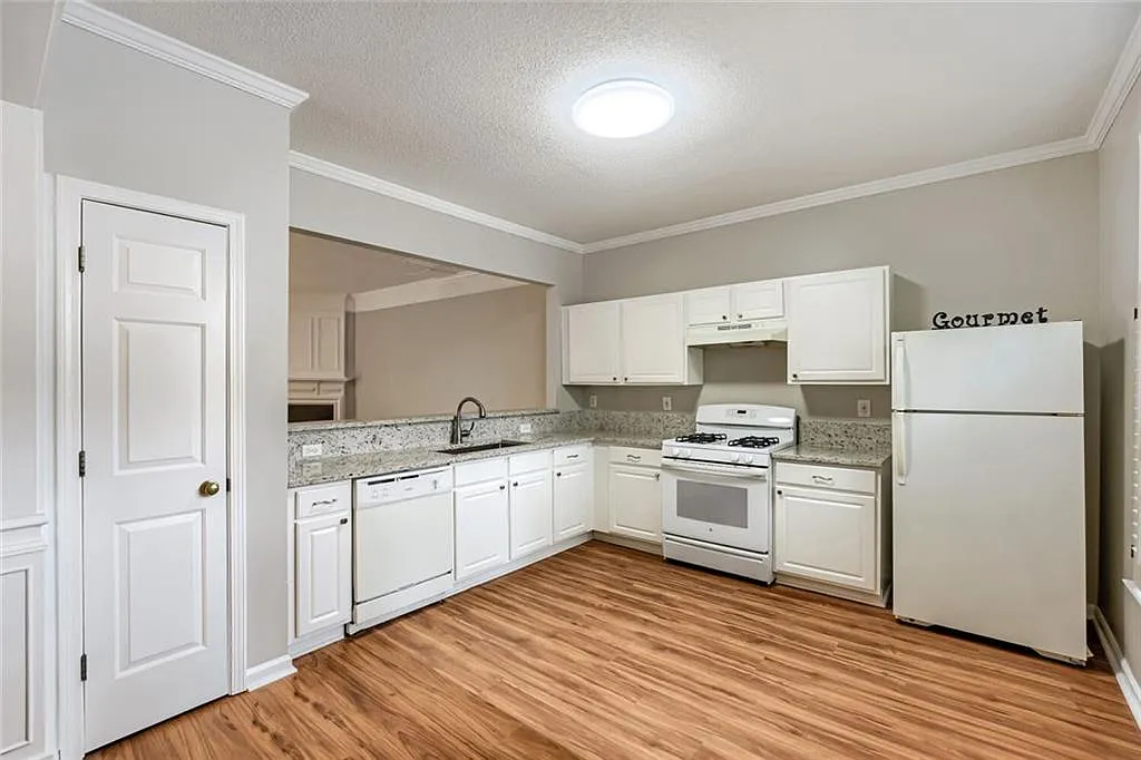 3 bed, 2.5 bath, 1428 sqft, $2,100 — Photo 2