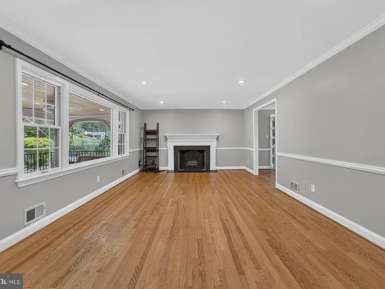 6443 Walters Woods Dr — Photo 11