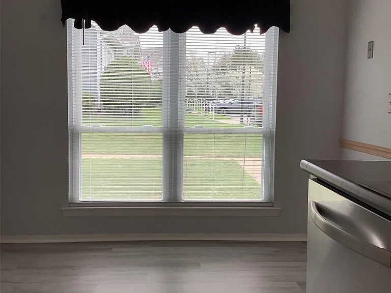 825 Spring Lake Dr — Photo 4