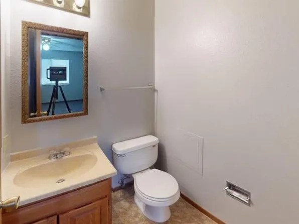 1727 N Grandview Ln, Bismarck, ND