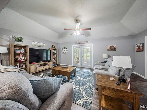4th image of 635 Saint David St