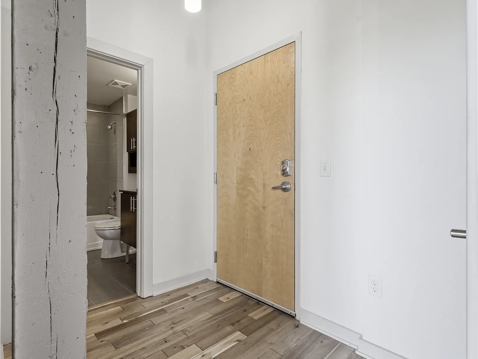 2 bed, 873 sqft, $1,580 — Photo 2