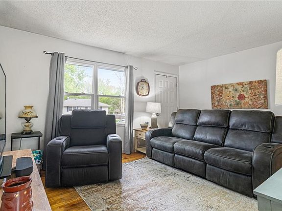 3rd image of 329 Lincoln Dr