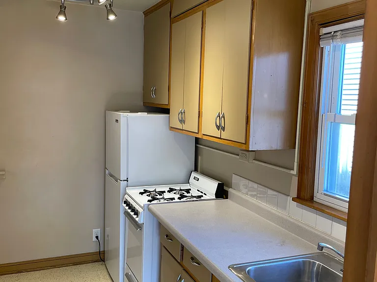 1120 Grand Apartments — Photo 20