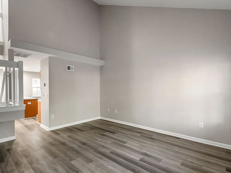 7819 Petrea Ln — Photo 8