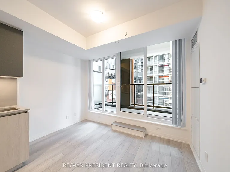 400 King St W #511 — Photo 5