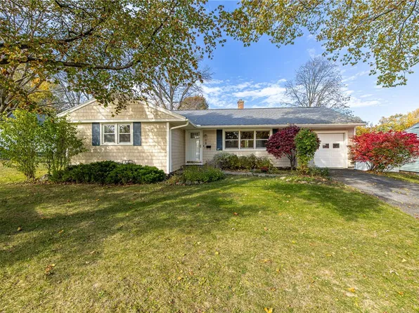 40 Circle Dr, Canandaigua, NY 14424