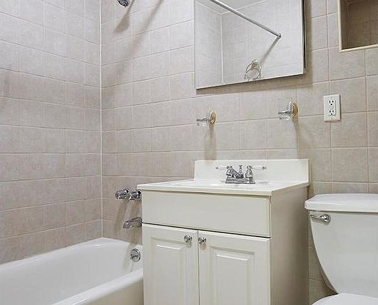 3rd image of 250 W 100th St #914