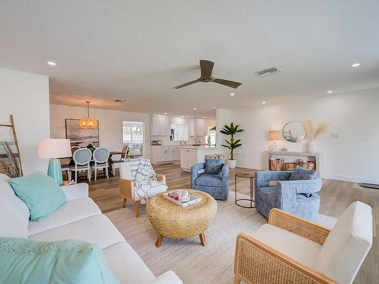 Open concept floor plan. Lots of natural light.