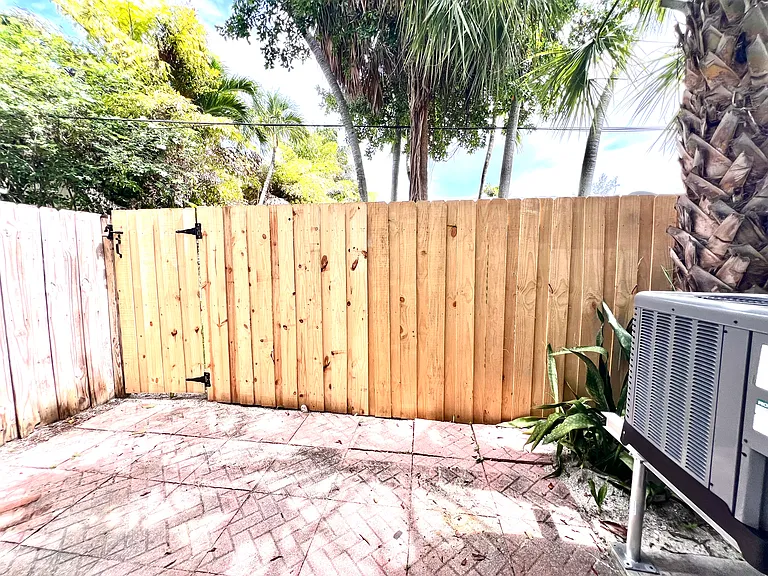 4103 NE 21st Ter — Photo 17