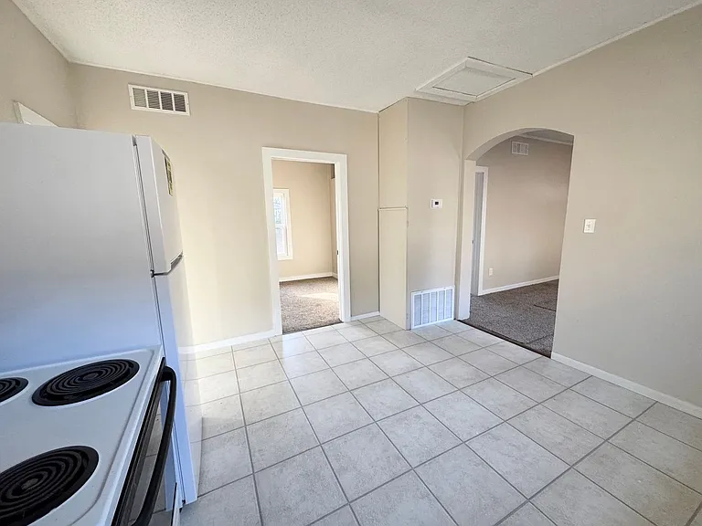 222 N Lee Ave — Photo 4