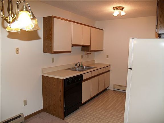 Kitchen w/dishwasher & sink