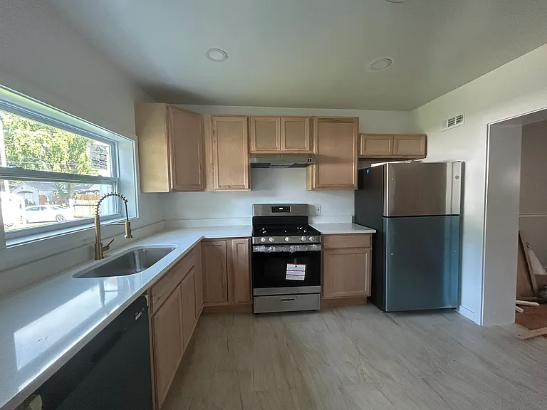 2141 Bradley Ave — Photo 12