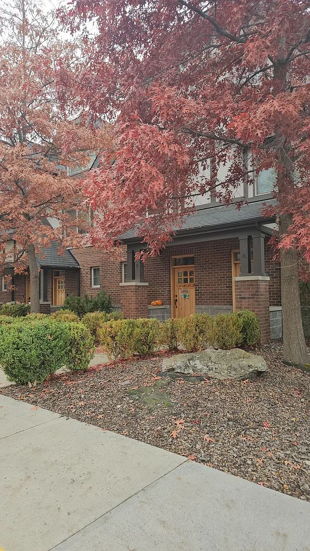 715 NE Oak St. B — Photo 1