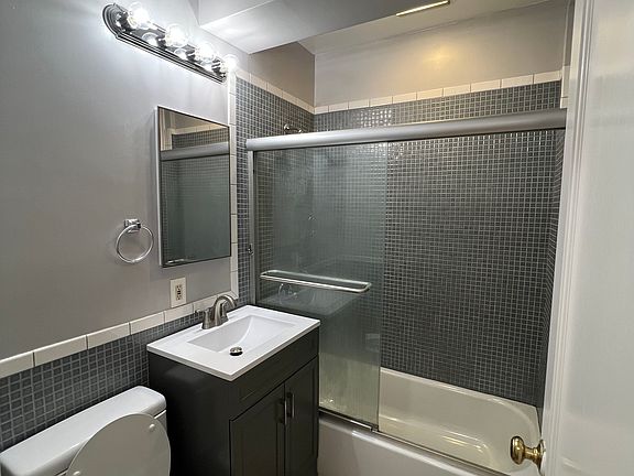 5th image of 625 Powell St APT 3