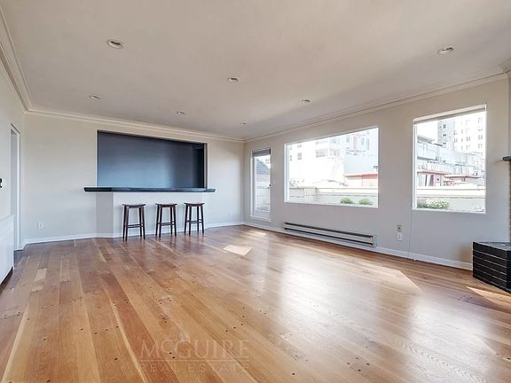 4th image of 2448 Hyde St