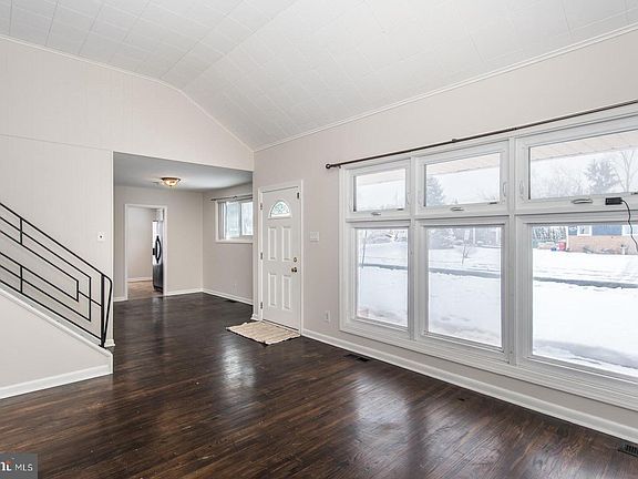 5th image of 746 Spruce Rd