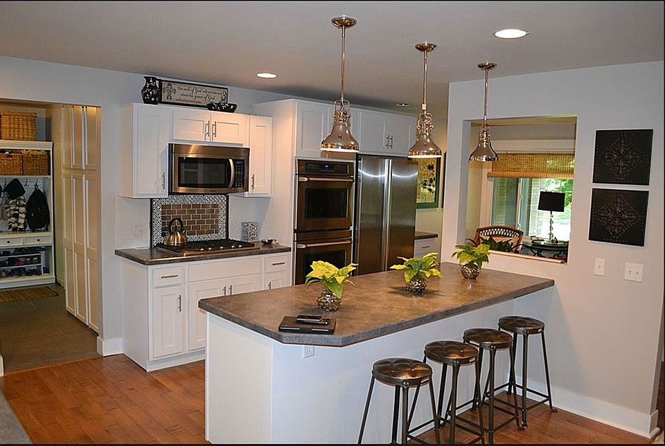 Large Kitchen w/ Island