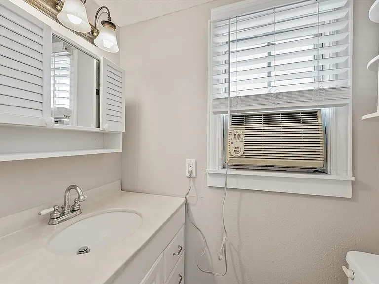 1637 Castle Ct — Photo 10