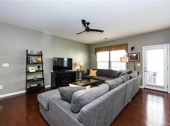 5th image of 3231 Mistletoe Dr
