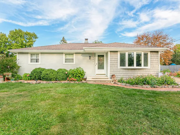 1068 Meadow Ln, Neenah, WI 54956