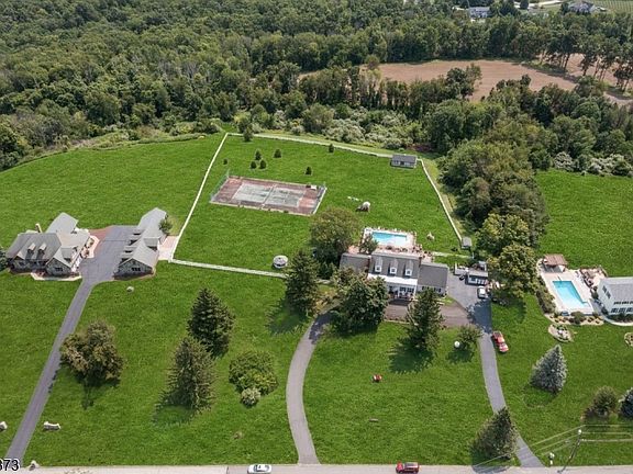 5th image of 20 Mountain View Dr