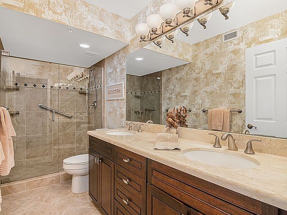 5th image of 870 Collier Ct APT 303