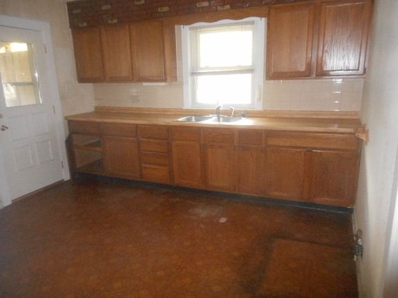 5th image of 361 N Oak Ave