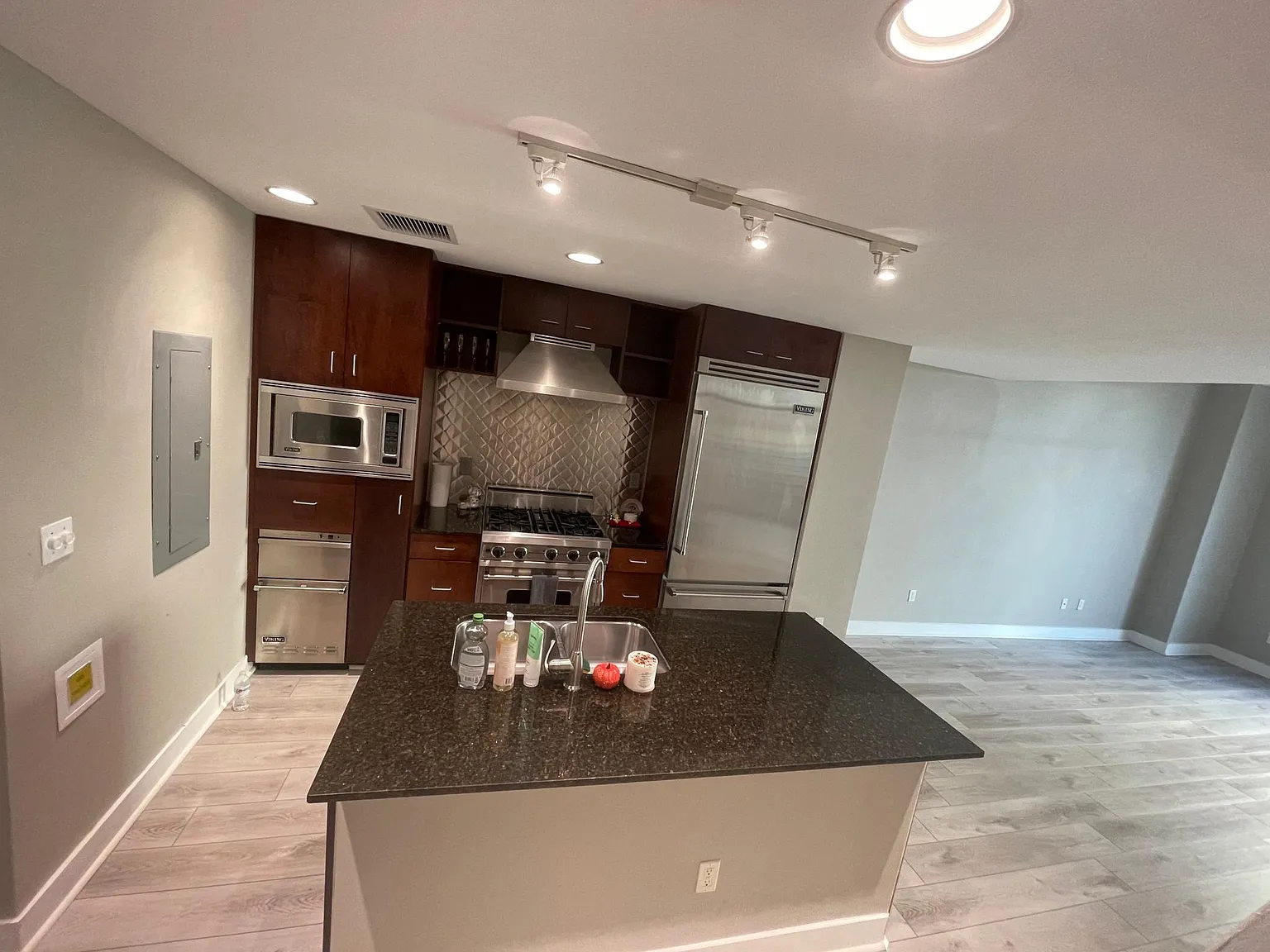 1208 E Kennedy Blvd — Photo 4