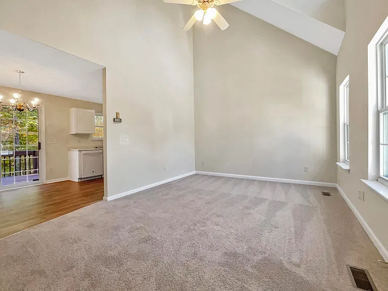 413 Adams St — Photo 9