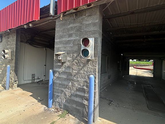 5th image of 611 16th St