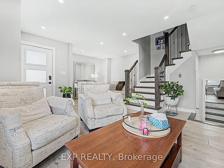 457 Heddle Cres — Photo 9