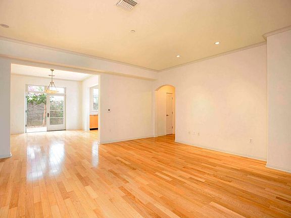5th image of 700 E Union St Unit 110