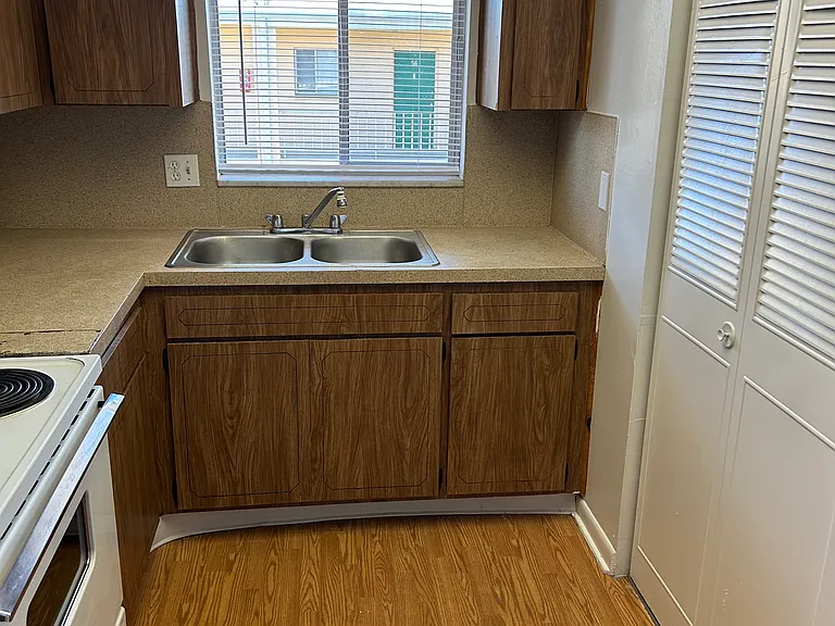 Lennox Court Apartments — Photo 24