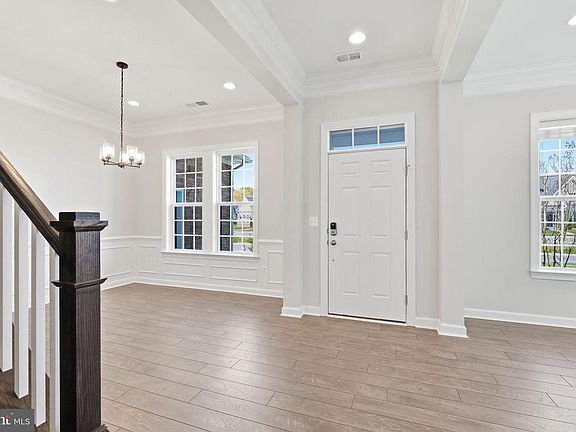 4th image of 1003 Champlain Ct