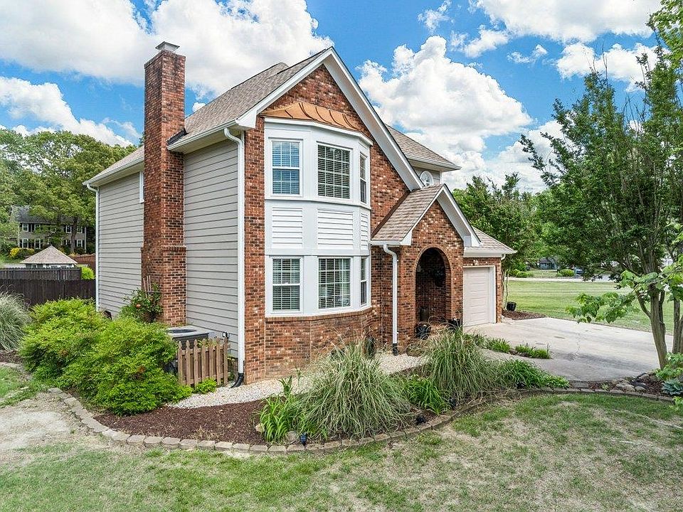 1st image of 25 Woodview Dr