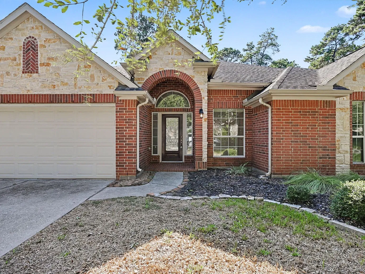 4 bed, 2.0 bath, 2591 sqft, $2,500 — Photo 2
