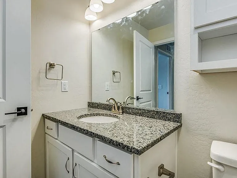 The Peninsula Apartments — Photo 10